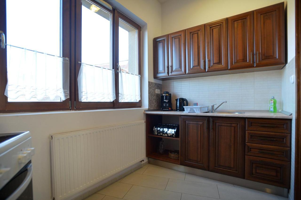 Corner Apartman Еґер Екстер'єр фото