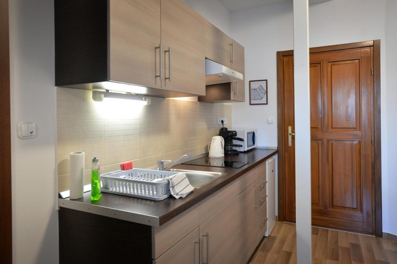 Corner Apartman Еґер Екстер'єр фото