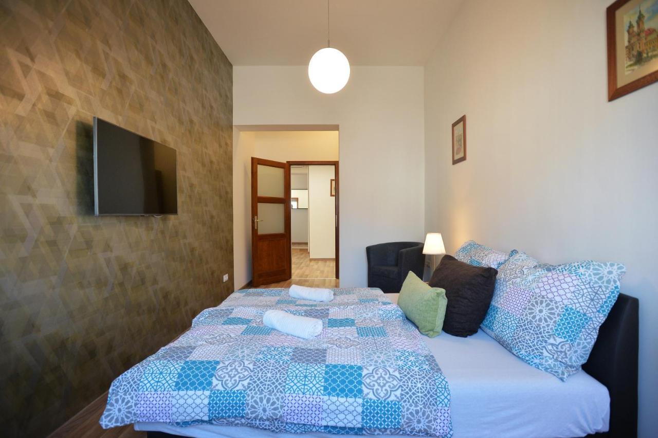 Corner Apartman Еґер Екстер'єр фото