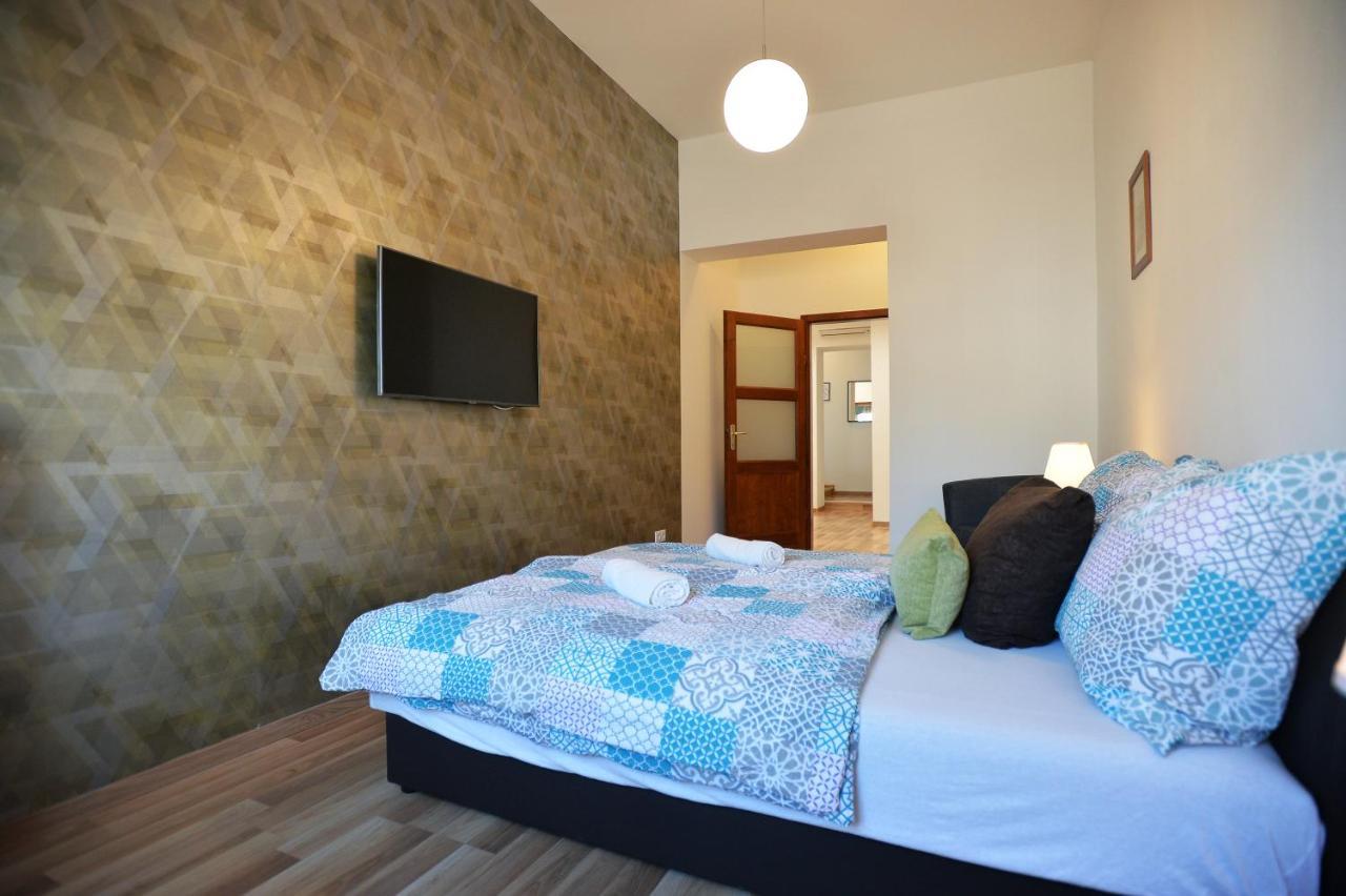 Corner Apartman Еґер Екстер'єр фото