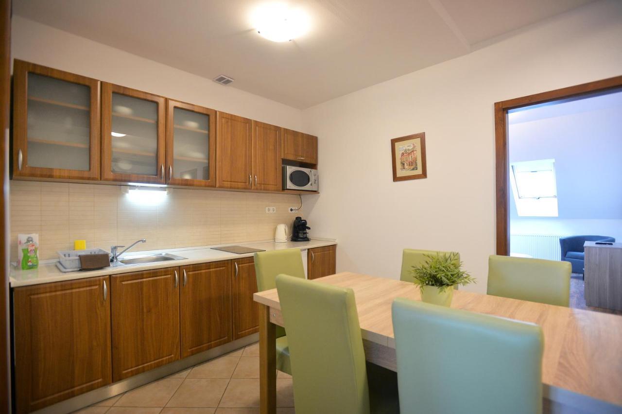 Corner Apartman Еґер Екстер'єр фото